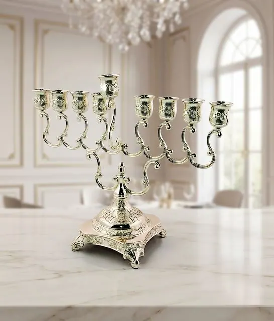 חנוכייה מוכספת עם בסיס מרובע מעוטר – 30 ס"מ